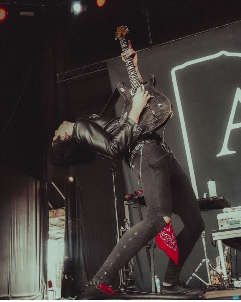 LonnyEagleton_f's tweet image. Another great shot of @LonnyEagleton taken from his Instagram 😊😊 #hesanamazingguitarplayer #extremelytalented #shoelacesmatchhisbandana