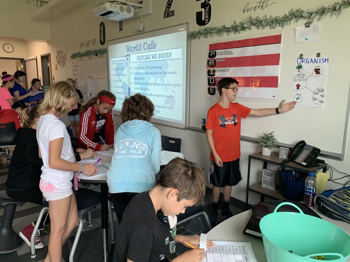 MLProjecti's tweet photo. Today in Science, students of all shapes and sizes presented and learned from each other's life and wave-themed posters! https://t.co/eYmykzbP8e