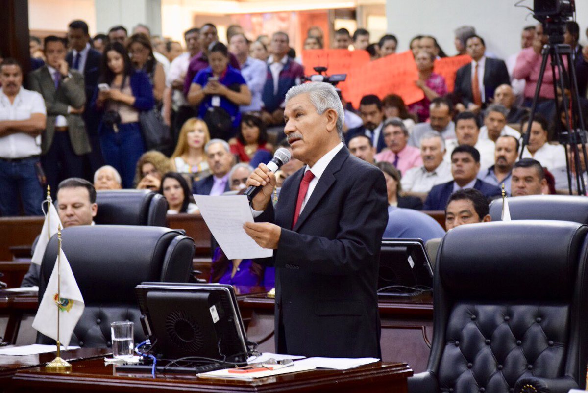 El diputado <a href="/prof_fcoibarra/">Fco. Ibarra Jáquez</a> en su derecho a réplica, agregó que las inquietudes que se externan en el Congreso, son consecuencia de que la sociedad está evolucionado, se tiene que promover el diálogo respetuoso entre sociedad y gobierno.

#CongresoAbierto
#Comparecencias2019