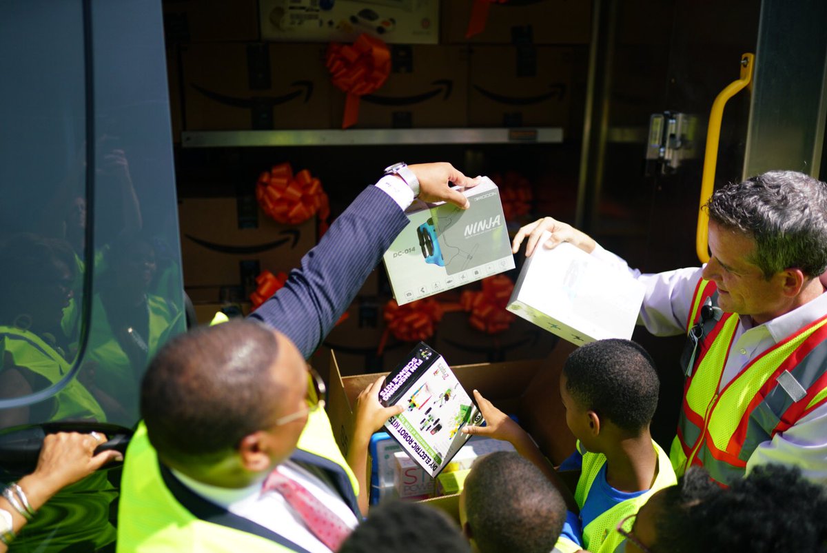 SCSSuptRay's tweet photo. We’re encouraging our students to cultivate a passion for learning by giving them access to resources and engaging them in science, technology, engineering and math! Thank you Principal Smith for your leadership @GetwellElem and @amazon for your commitment to @SCSK12Unified. https://t.co/fXGwi80tSa
