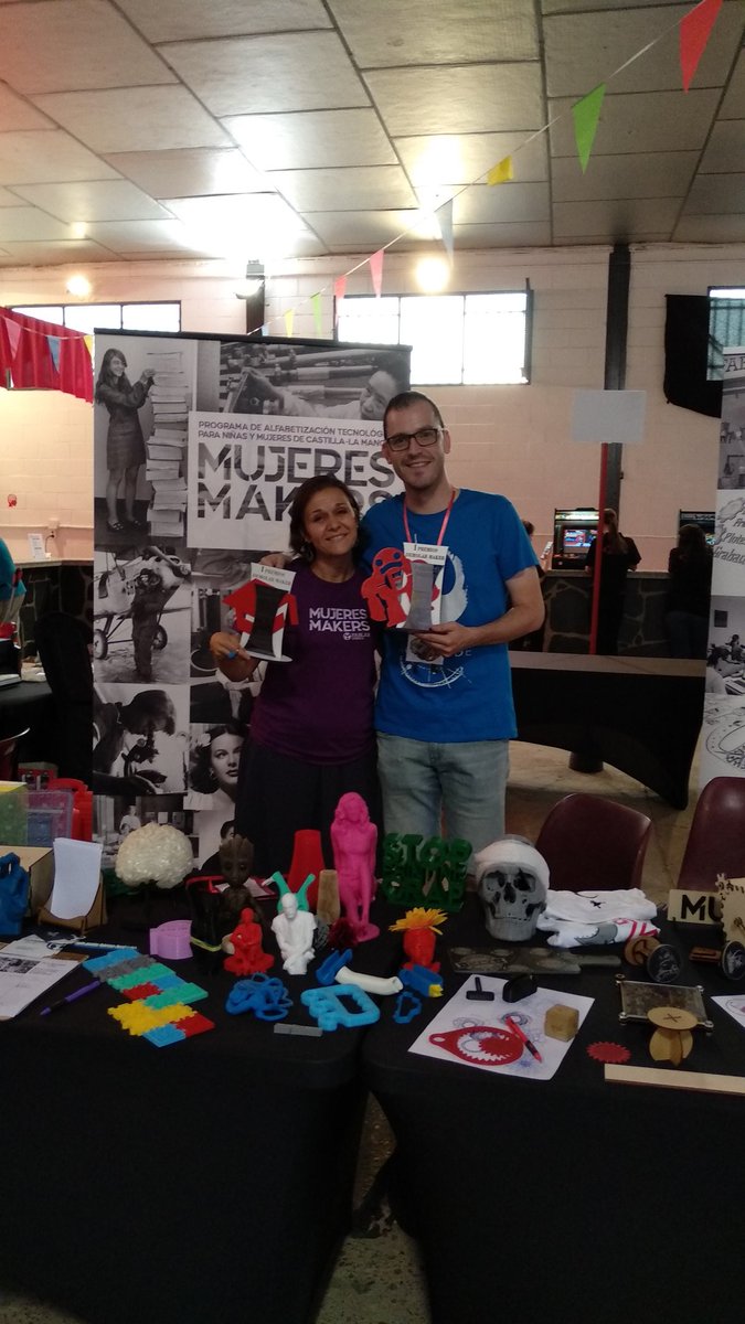 pablorubma's tweet image. 🏆 ¡Emosio premiaos pequeñín! @escornabot Mejor proyecto maker y Delia de @FablabCuenca mejor proyecto educativo con #mujeresmaker #DemolabMaker