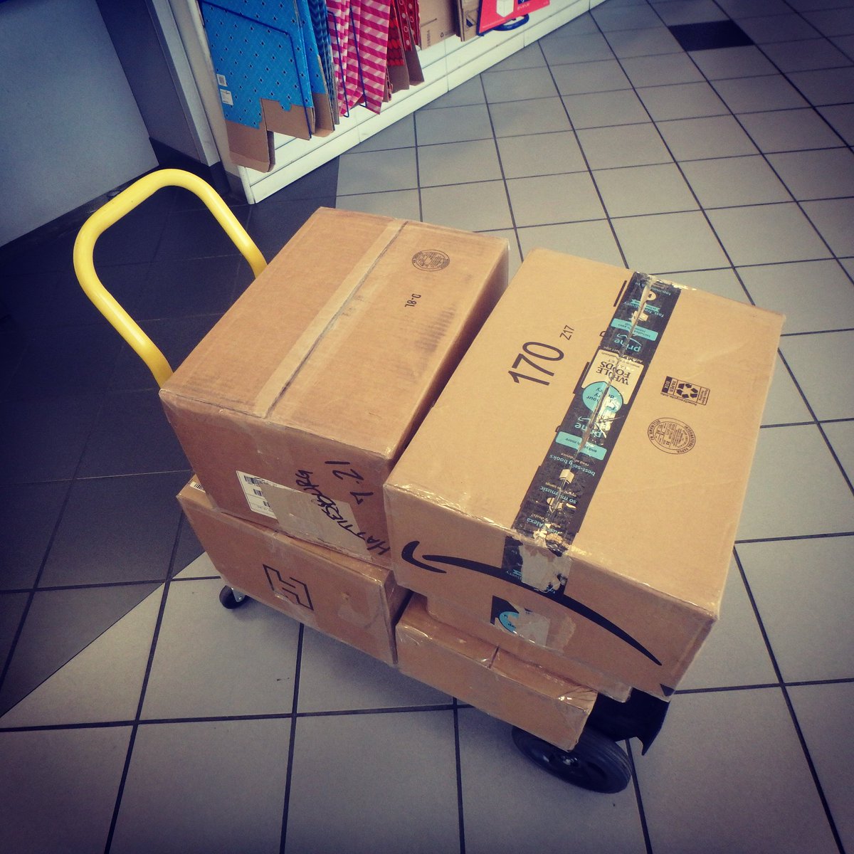 2000Libros's tweet photo. Another load of books for the postal service #donatemoney #postage #donatebooks #spanish #bilingual #detainedmigrantchildren #2000libros https://t.co/XWGNOTtwtl