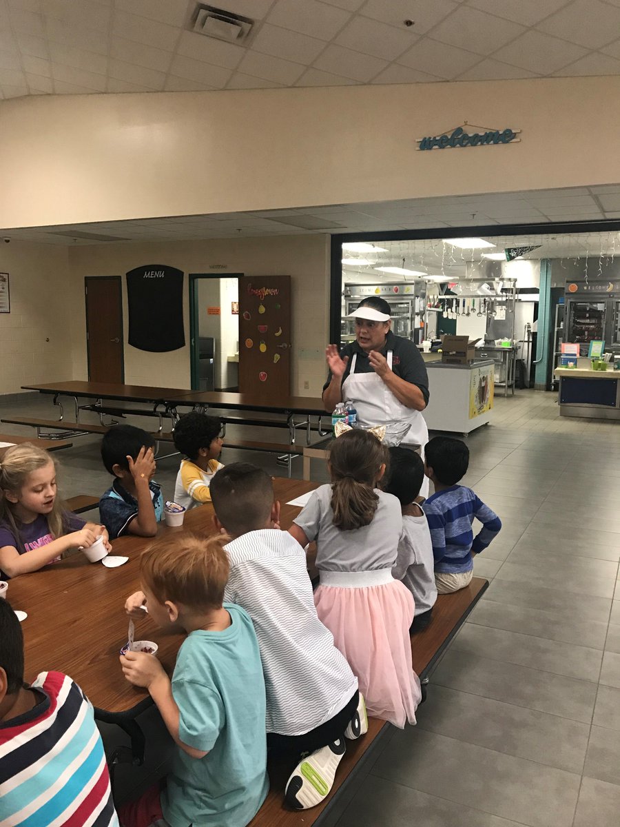CISDNutrition's tweet photo. Our kindergarten classes at @TCETexans got to tour our kitchen freezer today! They were able to see what -2* really feels like!๐ฅถThey then enjoyed a delicious frozen fruit treat! #KitchenTour #CISDOurStory #RealSchoolFood #FreezerFun https://t.co/Zk40sxqfEI
