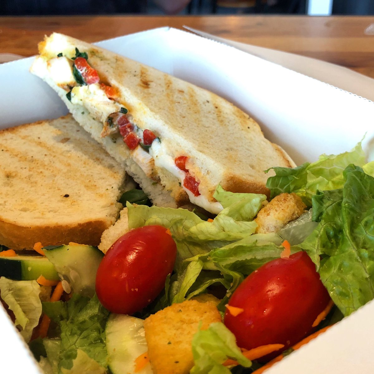 GCUDining's tweet image. Why settle for either a sandwich or a salad? Fresh Fusion is now offering Side Salad Combos!  🥗❤️☺️ @gcu #lopesup #feedtheherd #combodeal #sidesaladandadrink