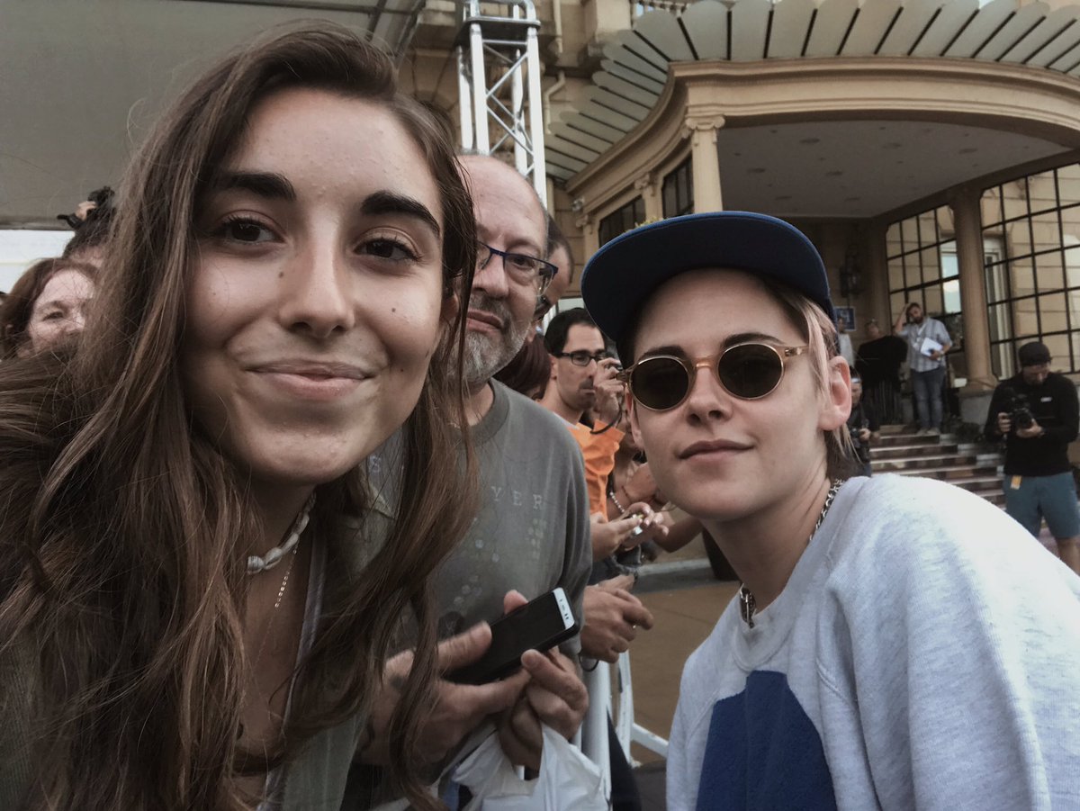 mffansoficial's tweet photo. I meet Kristen Stewart! This is too much😭. I love this woman💞 @mackenziefoy @Kstewartfans #KristenStewart https://t.co/axaBPd57RY