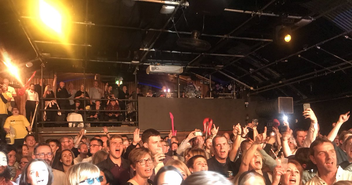 1mancunianway's tweet image. The crowd goes wild for Graham Hall from @Knightsplc singing Don’t Look Back in Anger at #yfactor but @azizibrahim56 thinks he should have picked a different tune.