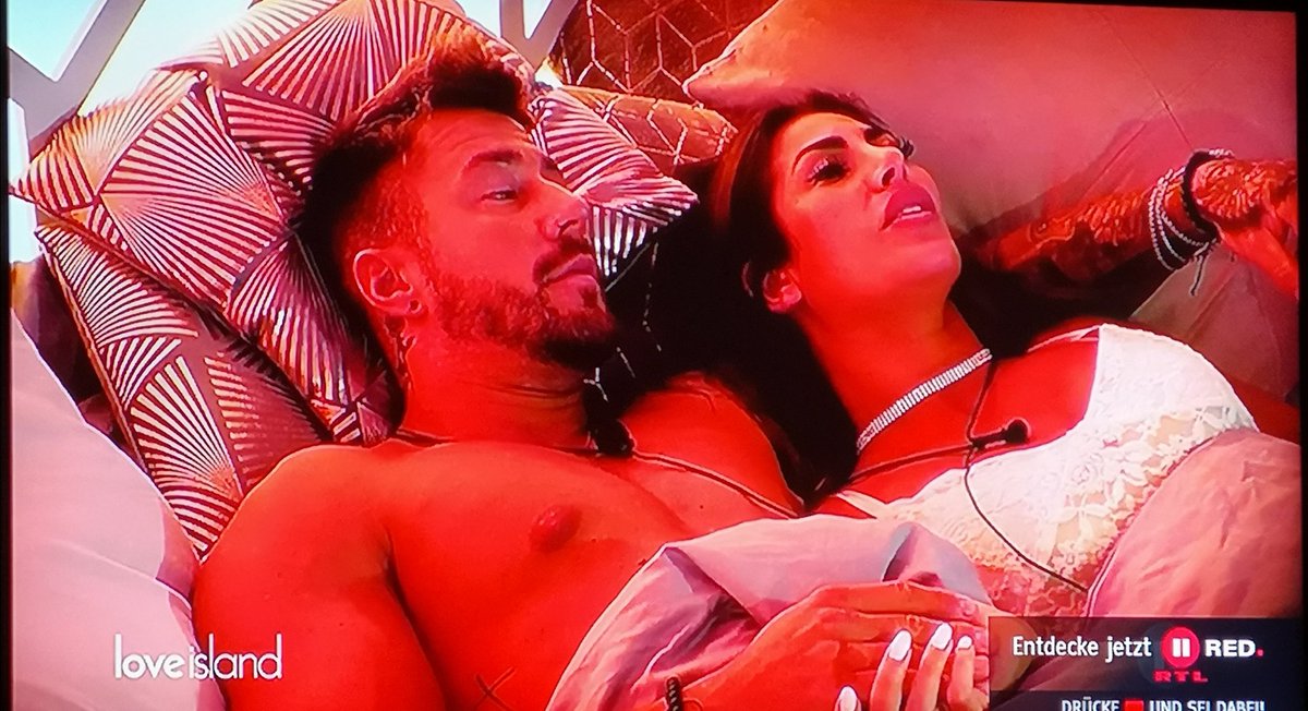 VNDrache's tweet photo. Er: "Auf den gestrigen Abend..."

Junge...wärst du schlau, würd ich DEN Abend bloß schnell vergessen machen 😆😂🥒🥒🥒
#PenisFail

#LoveIsland https://t.co/4ZdqjRW7zM