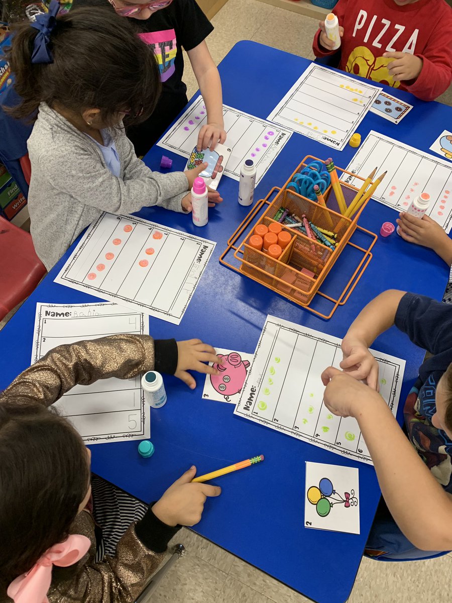 MsKallertEDU's tweet image. Today we used dot markers to help us count numbers to 5! #weecancount #weelovemath @AnnaRudowsky @WeehawkenTSD