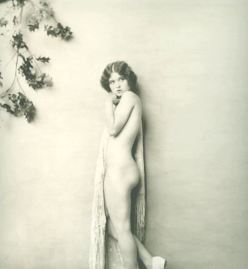 Clara Bow nackt.