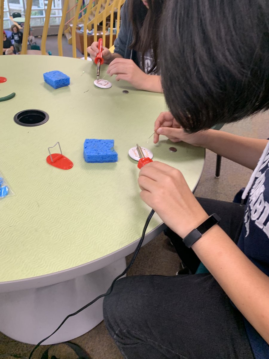 LibraryMpc's tweet photo. 1st Maker club of the year has kids making their own light-up buttons #makers #librarythings https://t.co/vsXFVmwYvv