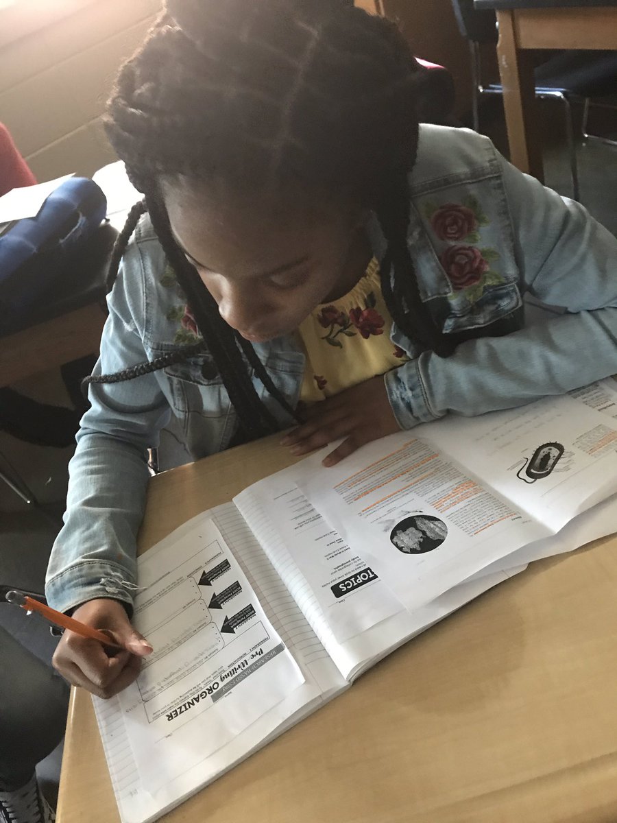 NefertitiLeBeau's tweet photo. My 7th graders are busy writing Informative Essays in Science 🧪🧫🧬 #LiteracyReady #EssayReady #WRITINGInScience @JEFCOED @pghs_spartans https://t.co/GHV2aFwqiI
