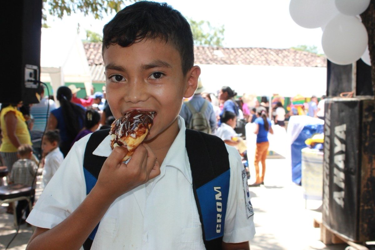 FHIS_HN's tweet photo. Entre los juegos que se realizaron; hula hoop, saltar la cuerda, capeador y piñatas. 

Asimismo, se entregaron palomitas, dulces, galletas, donas, algodones, jugos y refrescos a todos los infantes de esta comunidad. ¡La fiesta estuvo buenísima! #IDECOAS #Recreovía https://t.co/CIYhAkCM27