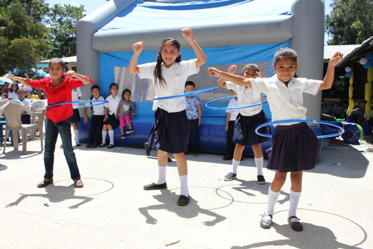 FHIS_HN's tweet photo. Entre los juegos que se realizaron; hula hoop, saltar la cuerda, capeador y piñatas. 

Asimismo, se entregaron palomitas, dulces, galletas, donas, algodones, jugos y refrescos a todos los infantes de esta comunidad. ¡La fiesta estuvo buenísima! #IDECOAS #Recreovía https://t.co/CIYhAkCM27