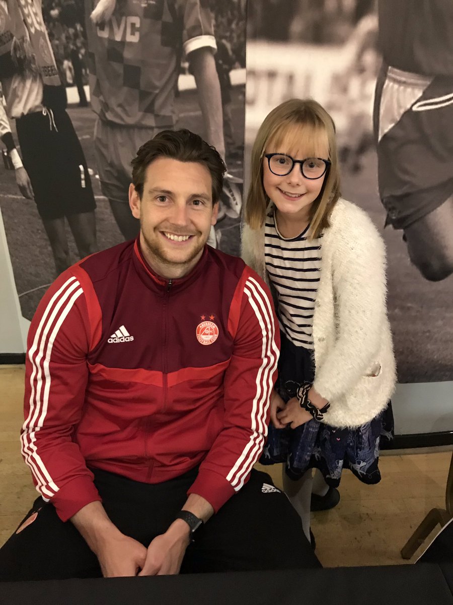 Oswaldthefrisky's tweet photo. @AberdeenFC thanks for the signing session tonight with @ashtaylor02 @s_wright97 #funsoojo 
Girl Frisky loved it! #aberdna https://t.co/aYAeiRUpih