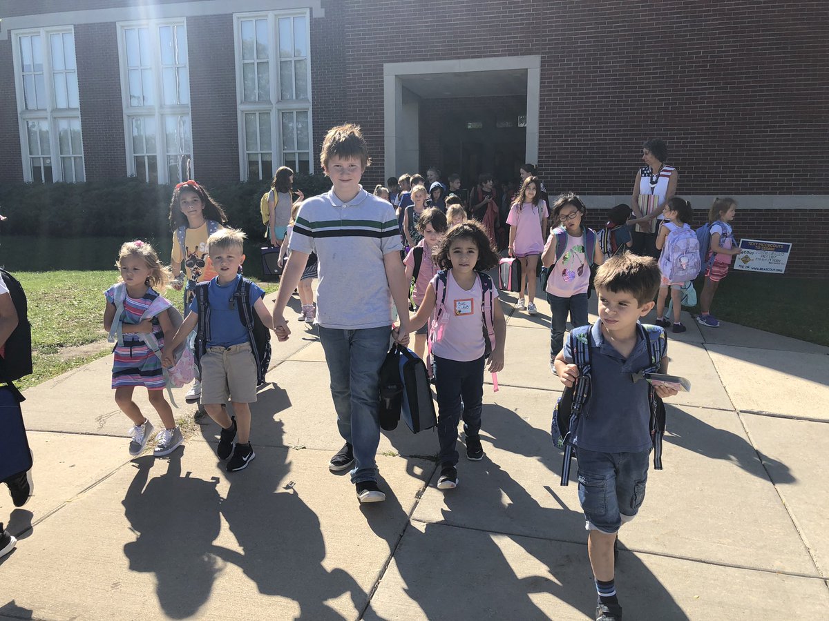 Our 5th Grade Students show Kindness and Responsibility helping our younger students during our dismissal. #BPSLearners @MDZLeadership <a href="/BirminghamPS/">Birmingham Schools</a>