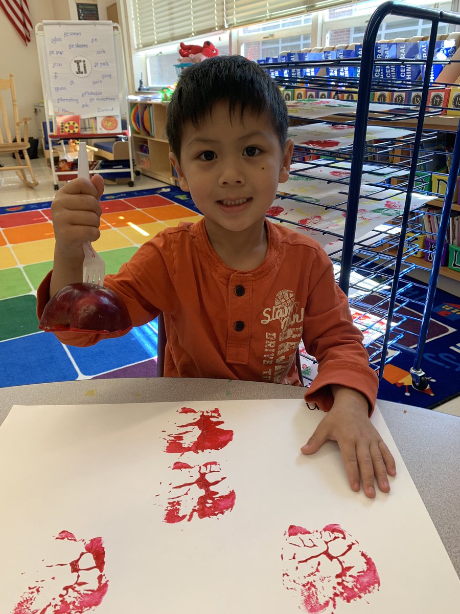 Apple painting in Kindergarten! 🍎🍏🎨 #happyclassrooms <a href="/definocentral/">Defino Dolphins</a> <a href="/MTPSNJ/">Marlboro Twp Schools</a>