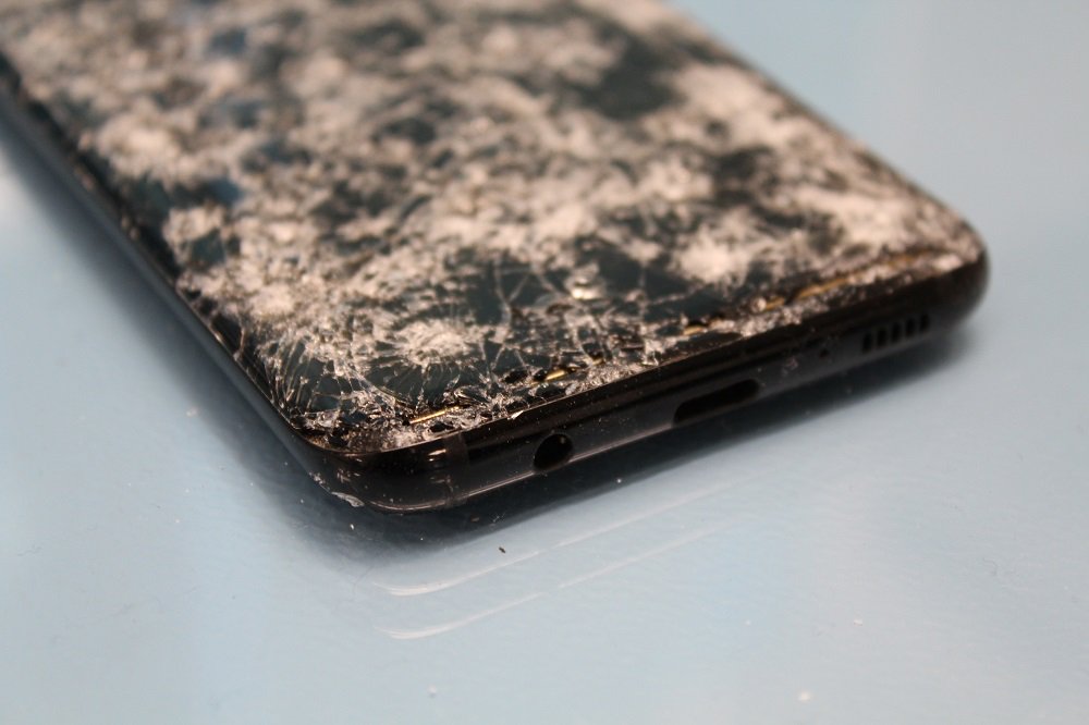OntrackUS's tweet photo. There's smashing your phone and then there's SMASHING your phone! This is definitely the latter! A great example of what our phone technicians deal with on a day-to-day basis. Your data isn't gone until we say it is! #smashedscreen #damage #Samsung #broken #mobile #welovedata https://t.co/cOzRKz5zoU