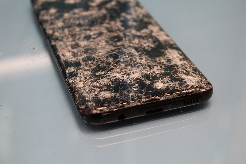 OntrackUS's tweet photo. There's smashing your phone and then there's SMASHING your phone! This is definitely the latter! A great example of what our phone technicians deal with on a day-to-day basis. Your data isn't gone until we say it is! #smashedscreen #damage #Samsung #broken #mobile #welovedata https://t.co/cOzRKz5zoU