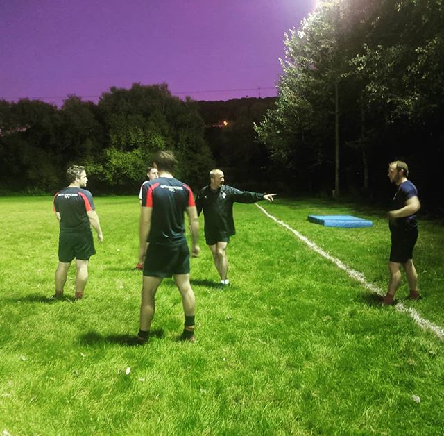 BathSaracens's tweet photo. Handling drills with Mark Fordham in preparation for Saturday's home game vs Bradford on Avon 2nds. #rugbyfamily #rugbygram #rugbytraining #saturdayisrugbyday #bathsarries https://t.co/5hM4xiifYv https://t.co/3yaBNIPC84