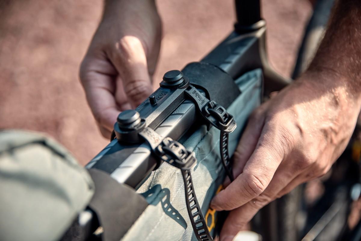 FidlockBike's tweet image. Can't mount a bottle to your frame? Think again! FIDLOCK's TWIST Uni Base fits anywhere on your bike. Read about it here &amp;gt; fal.cn/342SG

#fidlockbike #itsasnap #magneticbottle #bikebottle  #bikepacking #biketouring #fidlockbottle #enduro #mtb #roadbike #gravelbike