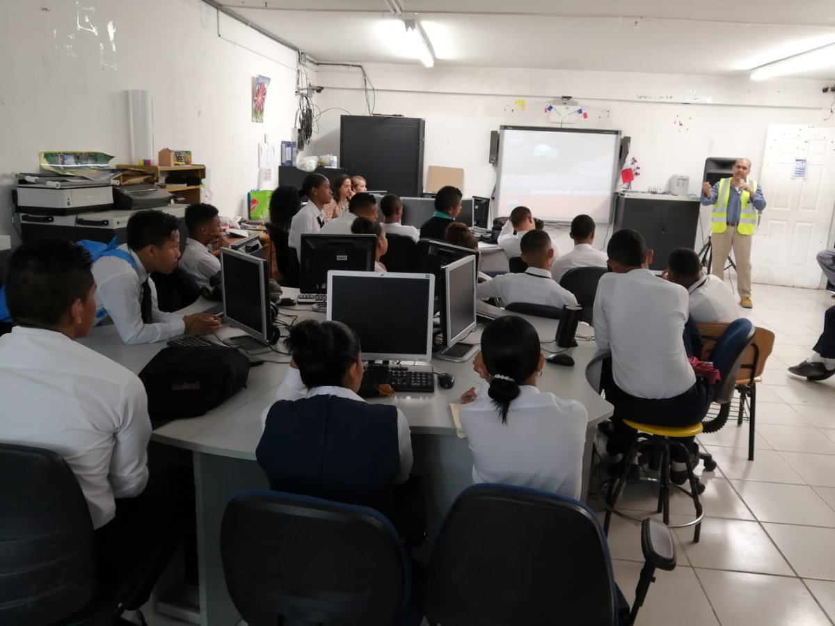 grupopessosa's tweet photo. #TOPNews Víctor Centella gerente #QHSE de #PESSO, asiste a IPT Louis Martinz San Miguelito a #Educar en #Seguridadindustrial, contribuyendo a la formación profesional de estudiantes del 12º Grado. #SomosPesso @MeducaPma @COSPAEpanama @el_BID @CapacPanama @SUNTRACS2 @CCIYAP https://t.co/mGrZN5LEIn