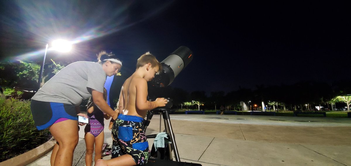 SidewalkSciGuy's tweet image. Thursday night star party, Sidewalk Science Center Friday and Saturday, every week! I&apos;ve been noticing A LOT more people coming on word of mouth rather than just regular passerby. That&apos;s really exciting to me. #NoAdvertising #JustShowUp
