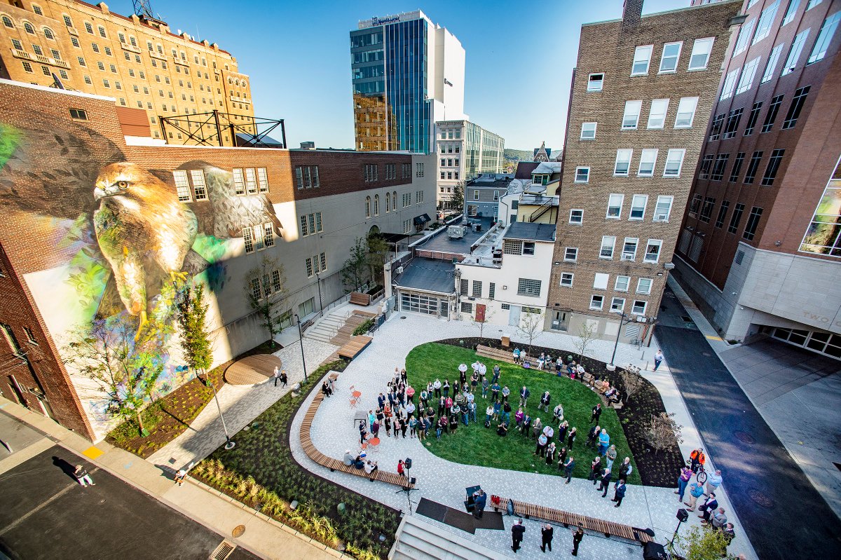 📷 of @CityCenterAtwn Pocket Park in #Allentown #Artswalk ❤️ the perfect use of space! <a href="/mcall/">The Morning Call</a> 
mcall.com/news/local/all…