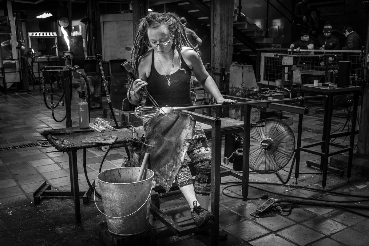 gwebster_photo's tweet image. A skilled glass blower at @SimonPearceInc glassworks in Quechee.

#quechee #vermont #artisan #glassblowing #crafts #artist #newengland #newenglandlife