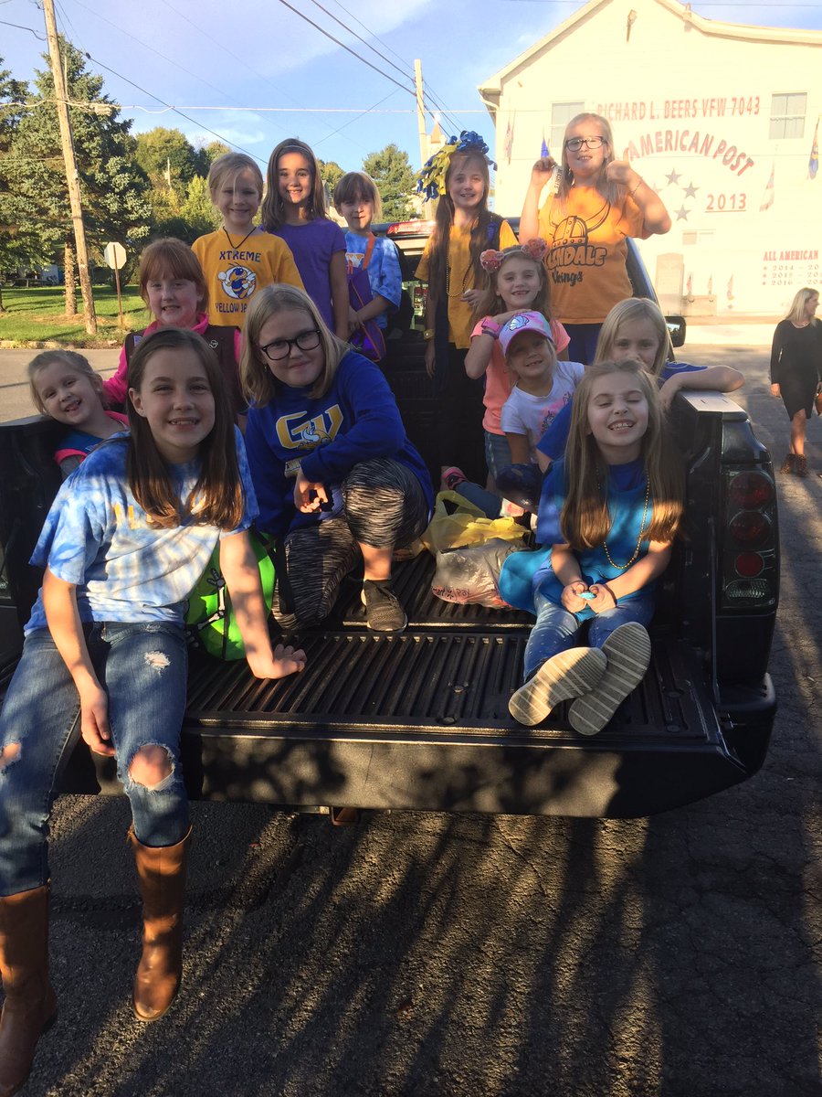 MissAlexisBrink's tweet photo. HOCO Parade with these amazing girls #GirlScoutLeader#MakeADifference https://t.co/SbETZfBzJA