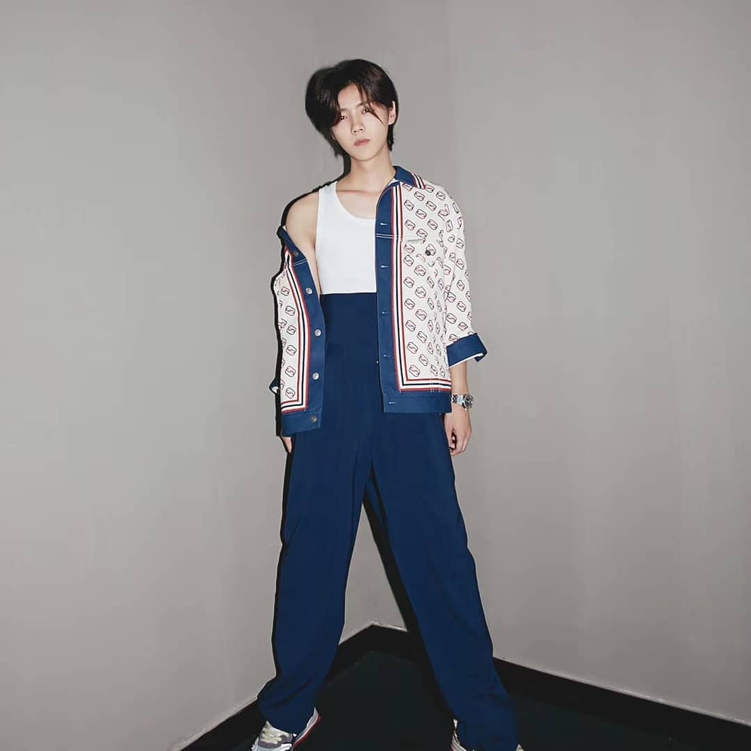 luking0420's tweet photo. [NEWS] 190920 #LuHan's instagram updates: 😎😎😎

https://t.co/0BMfKs3bTX

#LuHan #鹿晗 #루한 #ルハン #LuHan3rdAlbum
#LuHan_πVolume2 https://t.co/tmosx0dPjL