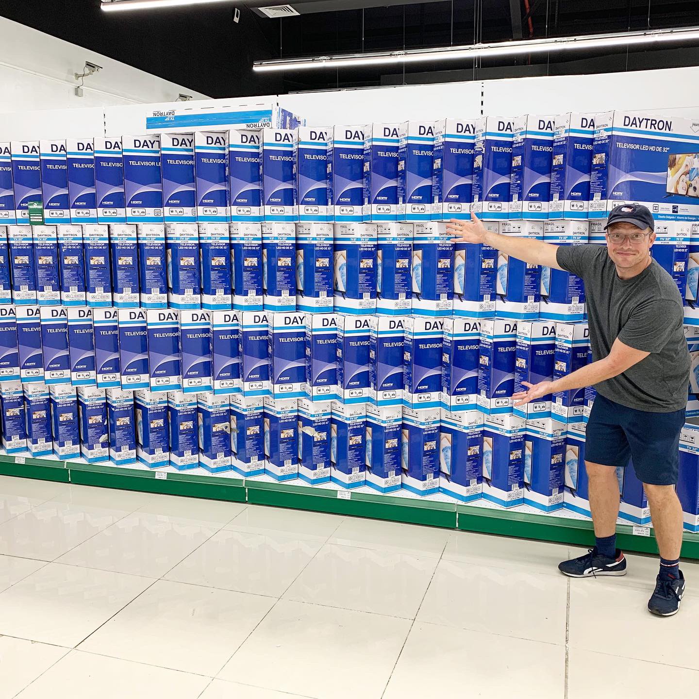 I just returned. Супермаркет на кубе фото. I just returned. I just returned. Мем i just wanna be happy.