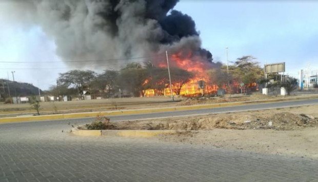 PeruECpe's tweet photo. #Piura: estos son los acuerdos para solucionar el conflicto en El Alto. La mesa de diálogo por el conflicto social en esta zona se instaló a inicios de mes ► https://t.co/GN5pcsdThn Por @ralphzapata https://t.co/nctKMKmjpb