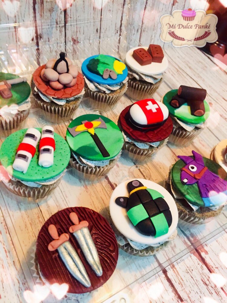 midulcepanke's tweet photo. El día de hoy nos tocó entregar este lindo #Pastel de #Marshmello y #Fortnite acompañado de unos deliciosos #Cupcakes de #Oreo con decoraciones en #Fondat con la misma #Temática
#MiDulcePanké #MiDulcePanke #HaciendoDulcesTusMomentos #Reposteria #Artesanal #Pasteleria #Delicious https://t.co/siUBZYkM6k