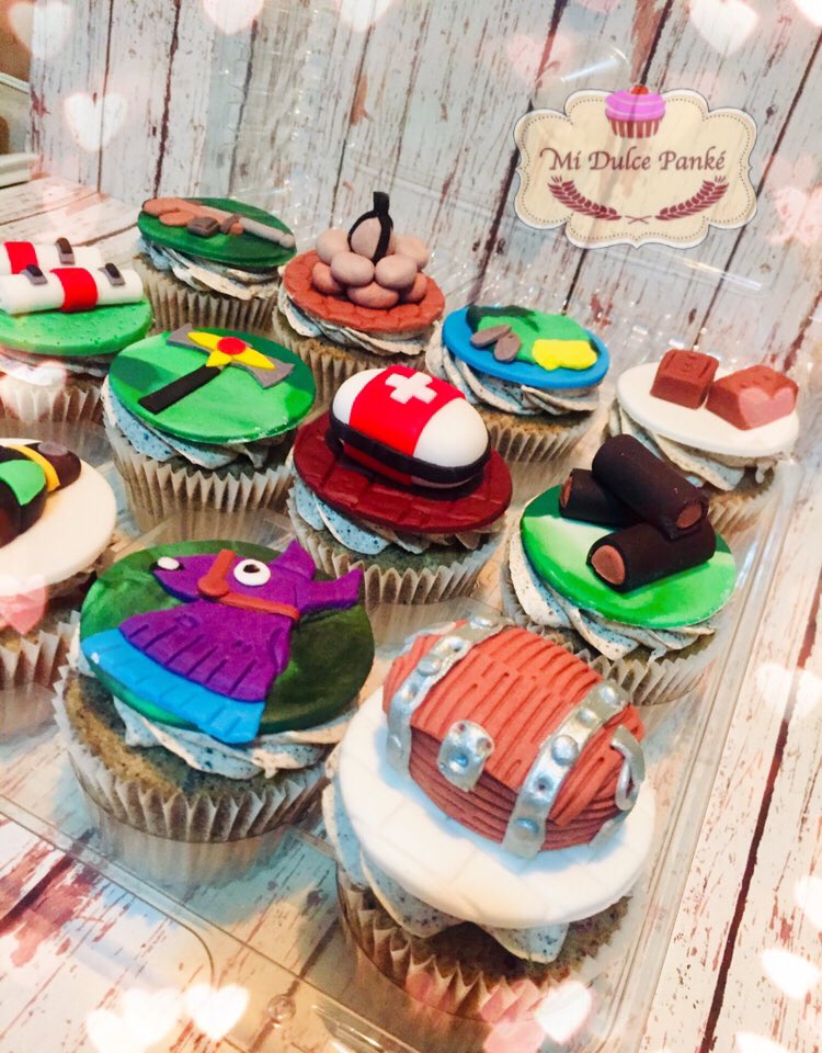 midulcepanke's tweet photo. El día de hoy nos tocó entregar este lindo #Pastel de #Marshmello y #Fortnite acompañado de unos deliciosos #Cupcakes de #Oreo con decoraciones en #Fondat con la misma #Temática
#MiDulcePanké #MiDulcePanke #HaciendoDulcesTusMomentos #Reposteria #Artesanal #Pasteleria #Delicious https://t.co/siUBZYkM6k