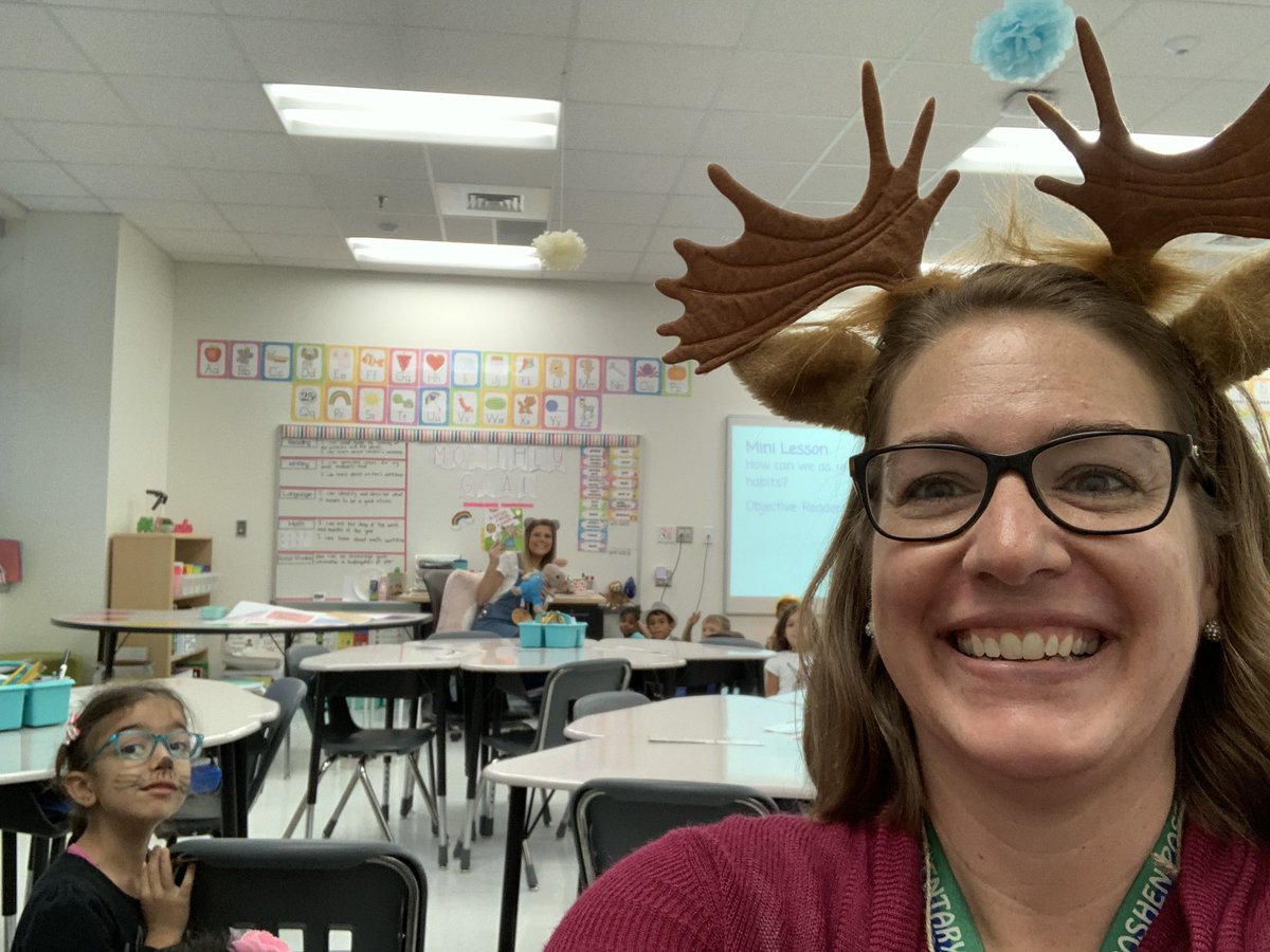 A moose and a mouse parallel teaching during our reading mini-lesson. These readers are building good reading habits! #GoGPGators #coteach #bookbonanza #unitsofstudy @MissRogersGPE @MsConantGPE