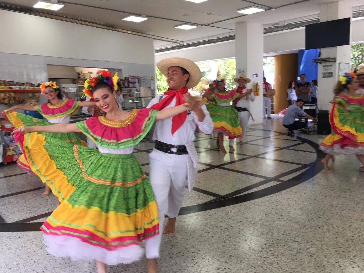 EstradaCarlosM's tweet photo. Agradecido con este recibimiento tan alegre de nuestros talentosos aprendices, por medio de una muestra folclórica y al son de bambucos en la Regional Huila. #SomosSENA https://t.co/yBrbfuFn6W