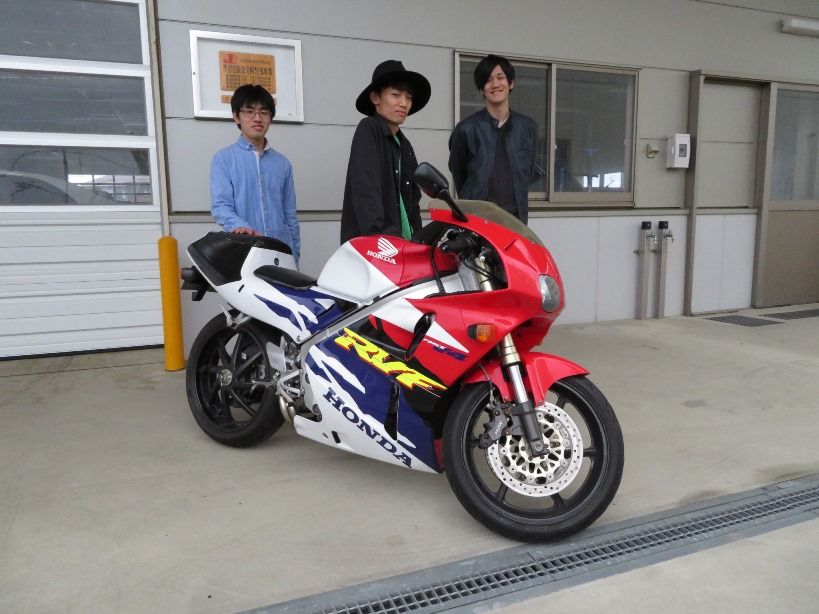 koutankoho's tweet photo. 俺たちの愛車自慢139(再)
平成8年式 ホンダ RVF400(NC35)を紹介します。
https://t.co/ZZlSw1fRv7
#新潟 #自動車 #俺たちの愛車自慢 #学校 #高校生 #ホンダ #RVF #NC35 #新潟工業短期大学 #VFR #NC30 #RC45 #バイク #NC13E #倒立式フロントフォーク #マフラー https://t.co/Tna3bBISd4