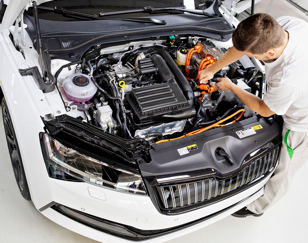 SteveGrant67's tweet image. #Skoda has started production of its Super iV plug-in hybrid at #Kvasiny tinyurl.com/qgpk5fu #EVs #hybrid @skodaautonews @SKODAUK