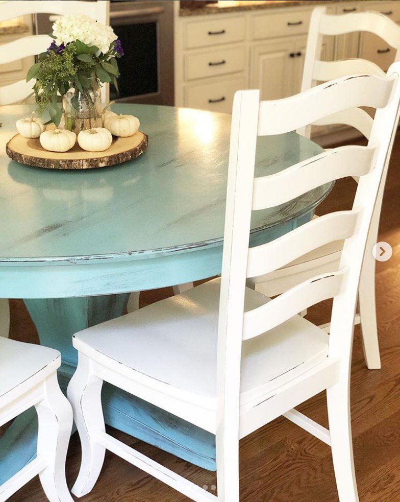 ¿DECORAR UN HOGAR SIN ARRUINARSE? 
Punto 3.  REUTILIZA MOBILIARIO
ow.ly/kpBB50wgW0M

Puede que no tengas muebles heredados importantes, pero visitar el mercadillo de tu ciudad y casas de antigüedades puede darte la oportunidad de conseguir verdaderas gangas por poco dinero.