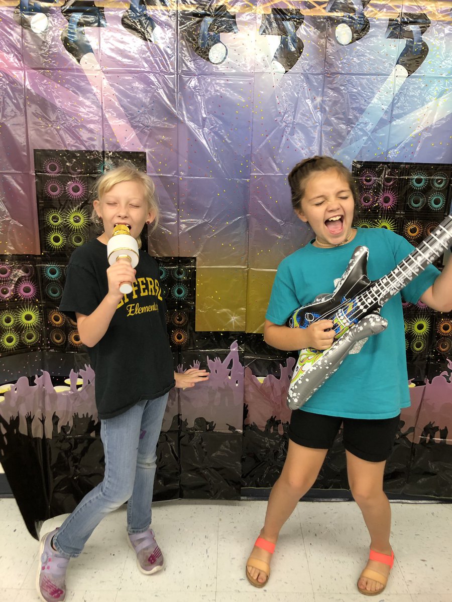 CarlyGuilliams's tweet photo. Today we rocked out in 4th grade!! My students listened to songs and identified their figurative language! @jagsofjefferson #BeBold #rockyourschool #iamwfisd https://t.co/yUzXuHaaDw