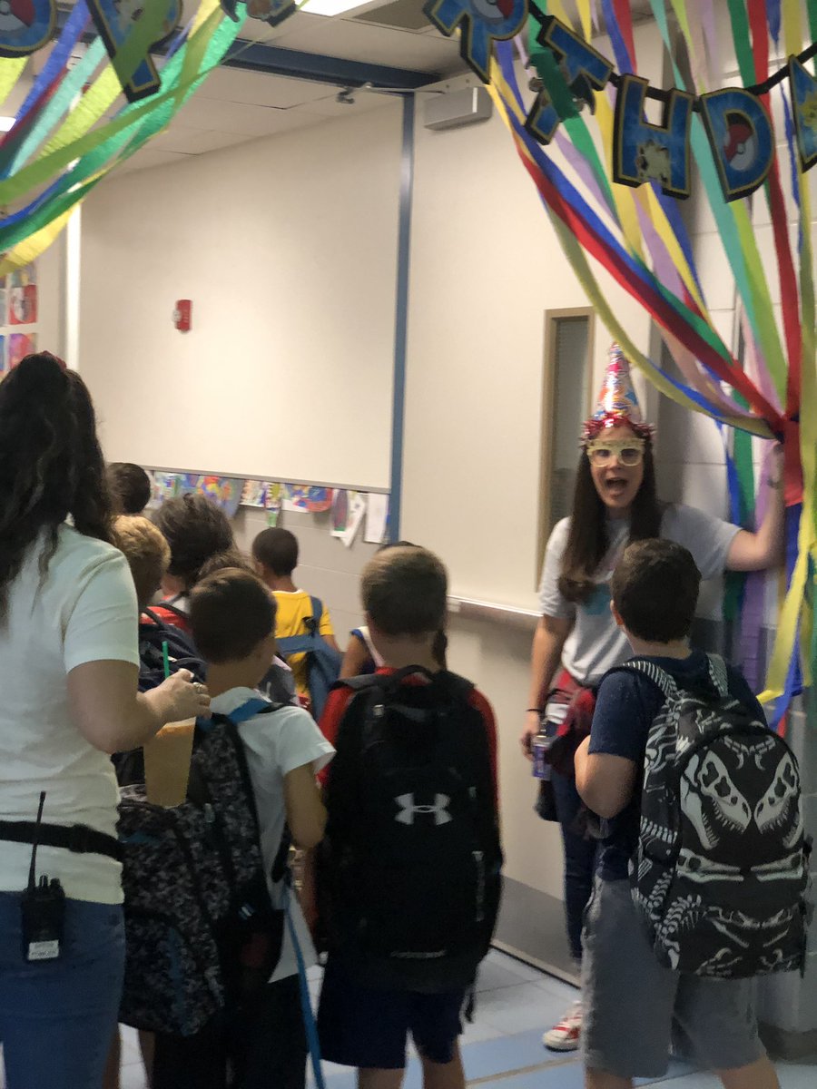 GESGeider's tweet image. Students ❤️ Rock your School Day and celebrating GES’ 25th Birthday! 🎉🌟🎈#gesshineon