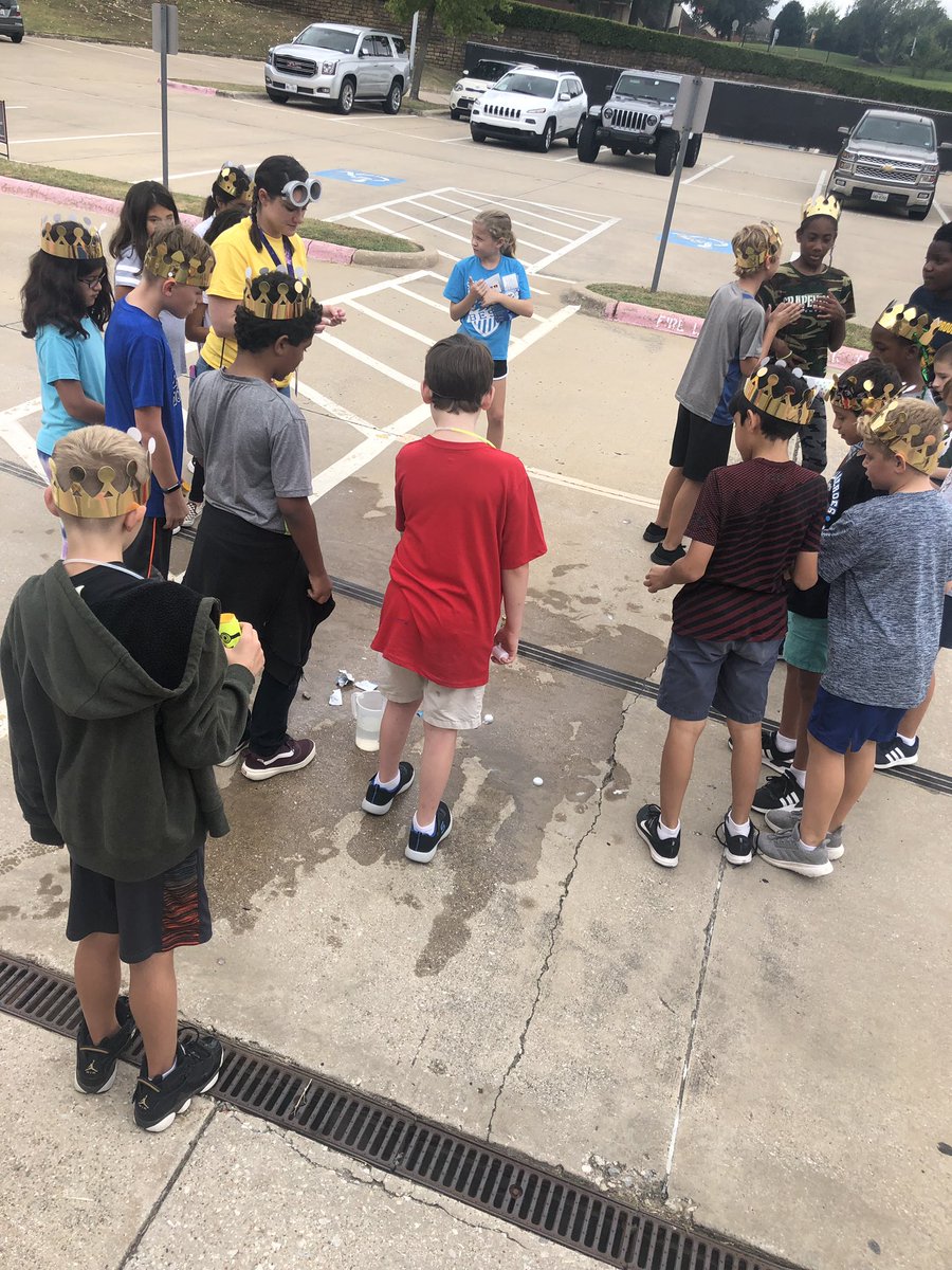 GESGeider's tweet image. Students ❤️ Rock your School Day and celebrating GES’ 25th Birthday! 🎉🌟🎈#gesshineon