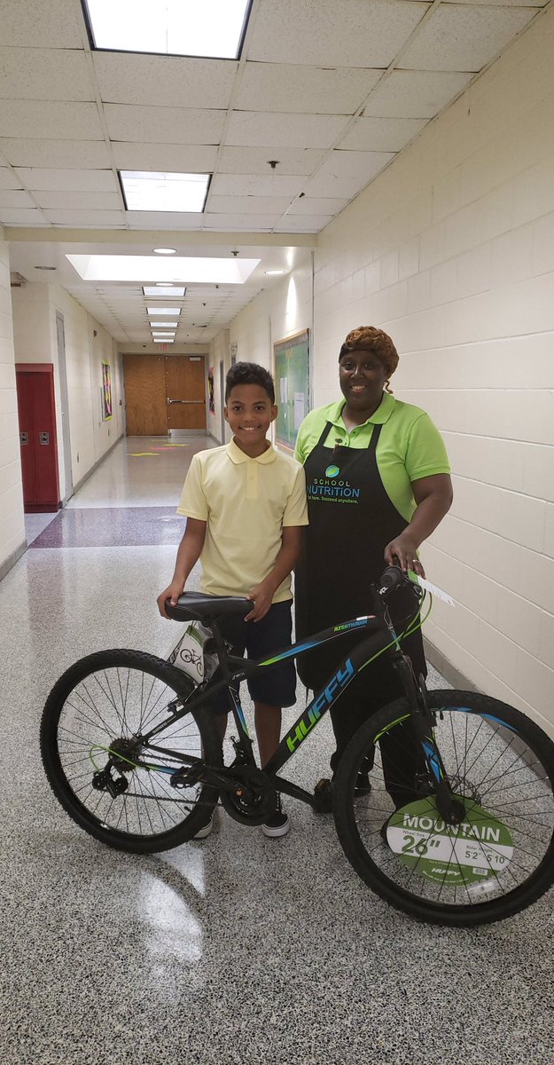 SchoolMeals_NPS's tweet photo. #tbt to our #backtoschool giveaway at Ruffner Middle! Hope you #getupandplay with your new bike! https://t.co/jw53gXmtrT