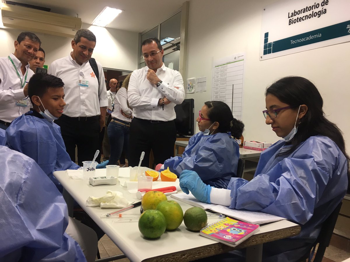 senahuila's tweet photo. Entérate | Nuestro director general, @EstradaCarlosM #AEstaHora inicia el recorrido por la Tecnoacademia #Neiva, con el fin de conocer los proyectos de nanotecnología, biotecnología y robótica que lideran los niños que se forman en el #SENA. https://t.co/1dAQnFP8ja