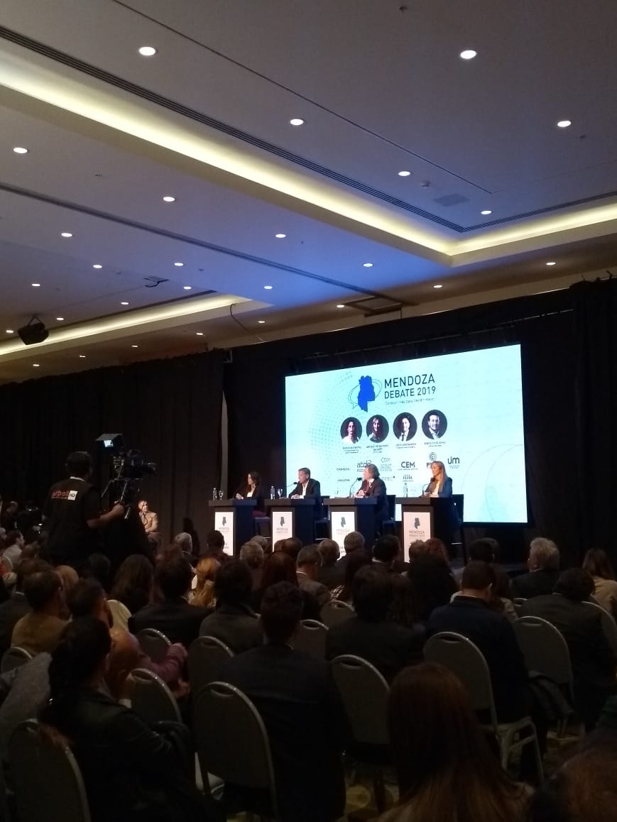 MendozaDebate's tweet photo. Ya estamos en vivo! #MendozaDebate escuchando a @barbeitonoelia @anabelfsagasti @rodysuarez y @JoseLuisRamonOk https://t.co/aqwei37oHO