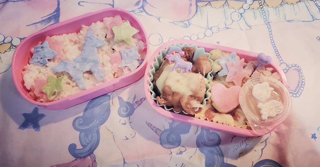 Rie みーちゃんママ 不器用なりにユニコーンっぽいお弁当にしました 洋服からリュックなど全てユニコーンにして元気に向かいました ユニコーン お弁当 ゆめかわいい T Co Izjgocmhkb Twitter