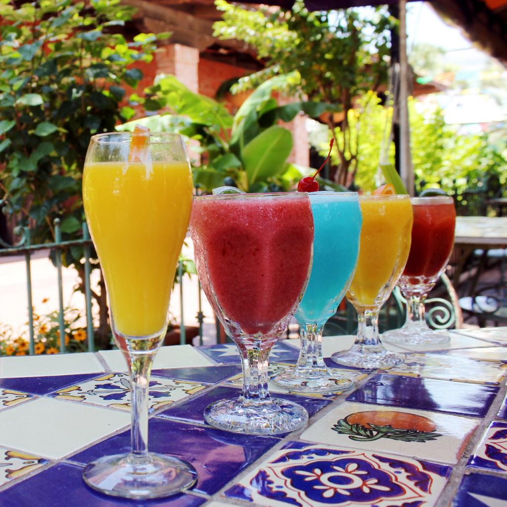 VivaVillaSA's tweet photo. Weekend is almost here, how will you celebrate?⁠🍹⁠
.⁠
.⁠
.⁠
.⁠
#safoodpics #sanantonio #satx #purosanantonio #food #mexico #delicious #tequila #party #yum #refrescante #cocktails #mexican #foodie #bebida #margarita #margaritas #foodporn #love #yummy #healthyfood #drinks https://t.co/w7XjjY9WDH