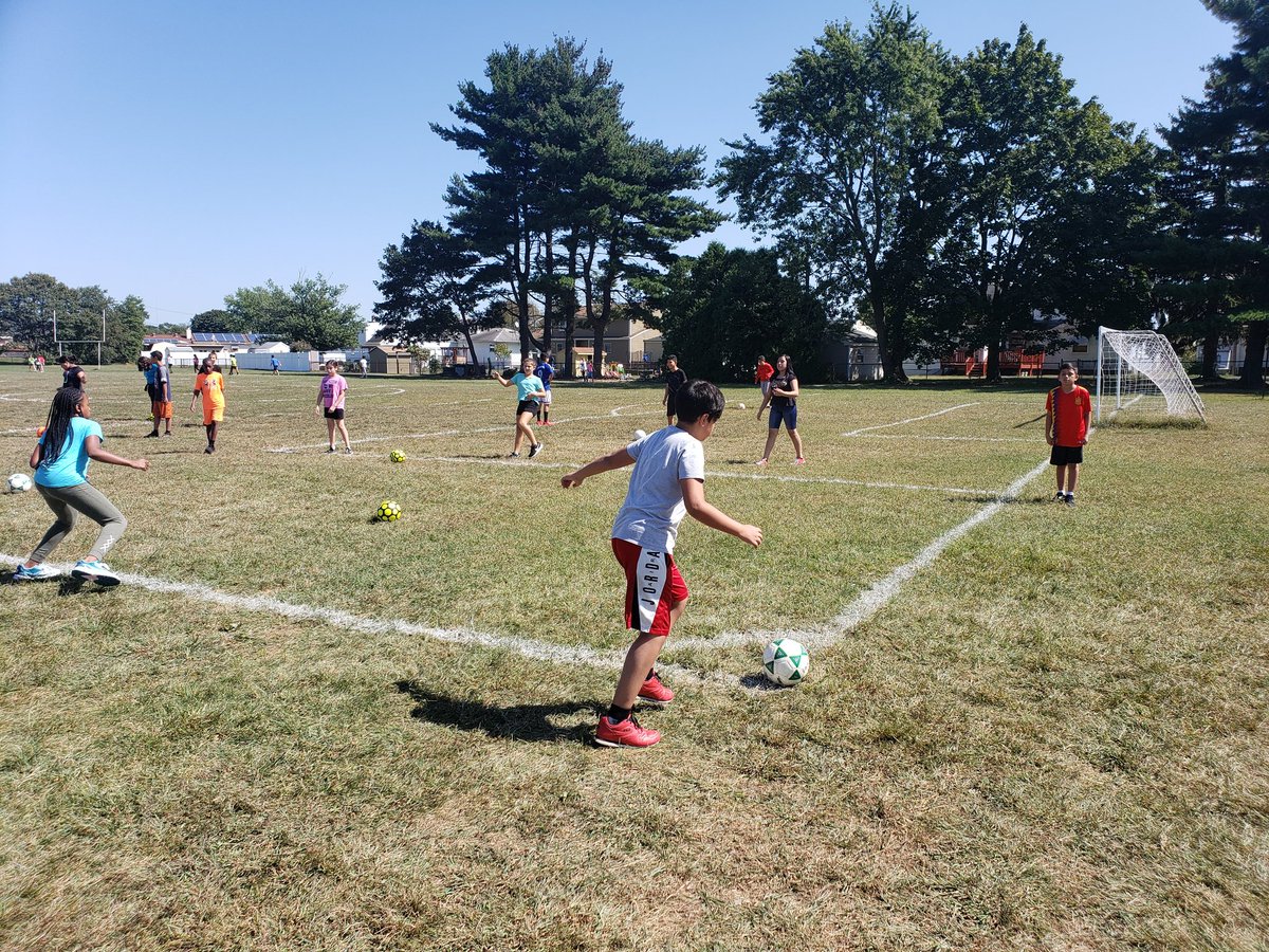 HTSDSuperBatlle's tweet photo. A variety of #PhysEd experiences for our @grice_htsd Ss! #htsdpride #FitForGrice #GriceStrong #HTSDstrong @WeAreHTSD @HTSDCurriculum @HTSDSecondary @RashaanMonroe https://t.co/pI9ZaUdCuu
