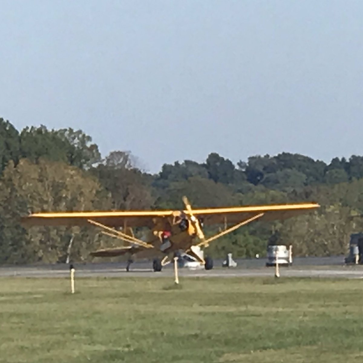 whatjustflewby's tweet photo. Channeling my inner @talesfromtheterminal @Jen_Niffer and shooting airplanes from the office parking lot of @amerhelimuseum #brandywineairport #PiperJ3 #avgeek #avgeekphoto #yellow #cub #summerflying #ilovemynewjobalready #helicopter #gasleak https://t.co/DXmFTTXGkg