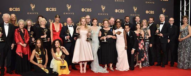 HandmaidsBR's tweet photo. O #TBT de hoje vai para o Emmy 2017, onde Handmaid's Tale levou para casa vários Emmy, inclusive o principal de "Melhor série Dramática" (E foi a primeira série de Streaming a ganhar essa categoria).
#Emmy2017 #HandmaidsTale https://t.co/eCIjJYFCqj